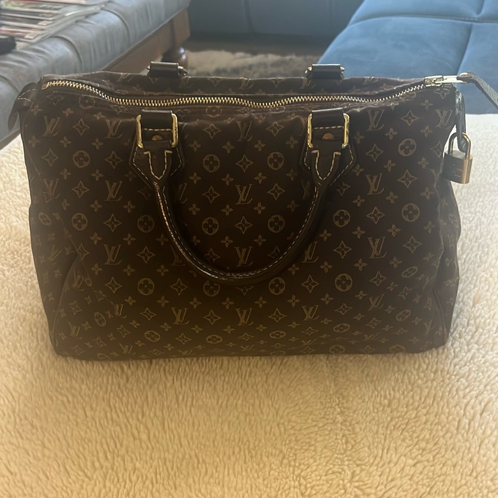 Louis Vuitton speedy bag. monogram, very good condition. Kept well. No stains.